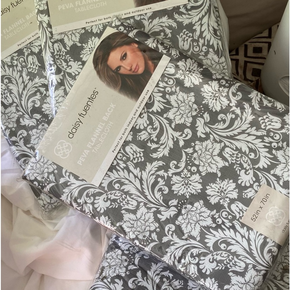 ♦️Daisy Fuentes Peva Flannel Back Tablecloth Gray & White 52x70”